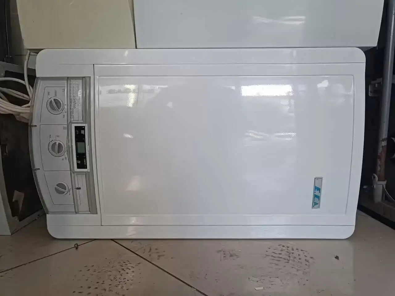 Servis sırasında kontrol edilen kombi dış gövdesi ve kumanda paneli