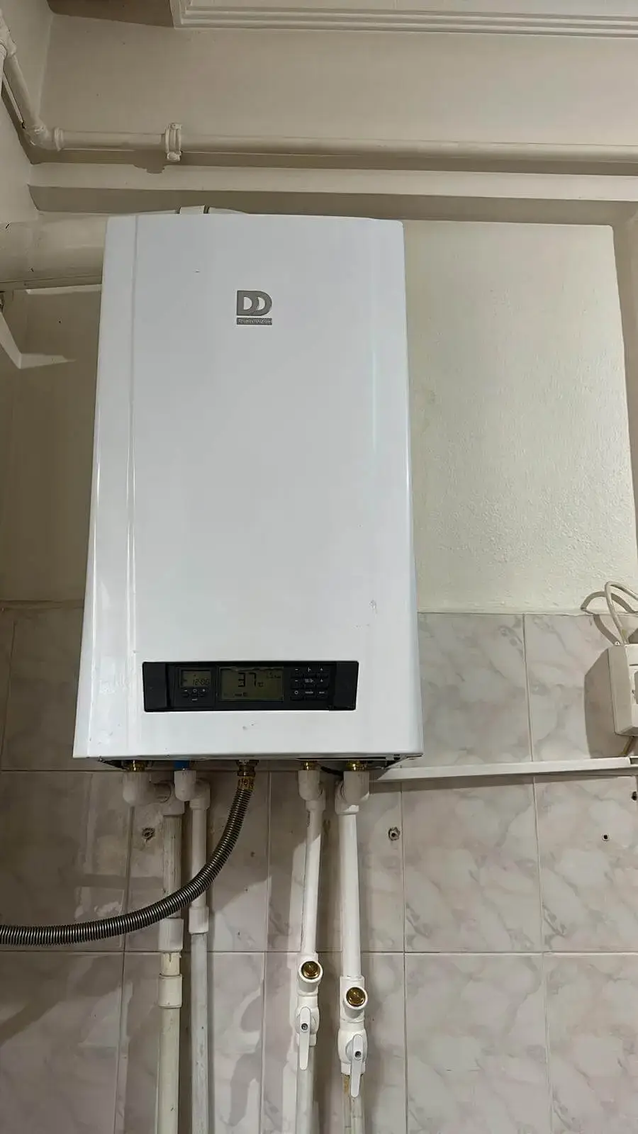 Duvara monte kombi ve tamamlanan tesisat bağlantıları