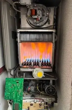 Teknik servis sırasında kontrol edilen ısıtma cihazı iç aksamı